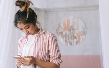 Mengatasi Dampak Negatif Screen Time Berlebih pada Kesehatan Mental