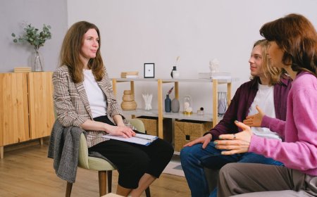 Cinta dan Uang: Apakah Keuangan Bisa Memperkuat atau Menghancurkan Hubungan?