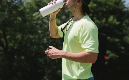 Benarkah Rutin Minum Air Hangat Bisa Membuat Kulit Wajah Lebih Elastis dan Lembap? Ini Jawabannya!