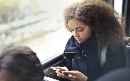 Strategi Cerdas Mengelola Uang Saat Traveling: Antara Tunai dan Kartu