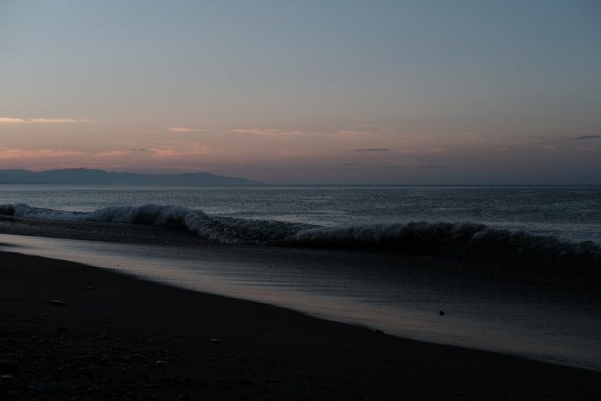 Misteri dan Pesona Pantai Selatan: Eksplorasi Mitos dan Realitas