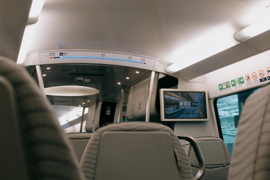 Lyft Siapkan Shuttle Otonom di 2026, Uber Perluas Kerjasama Robotaxi