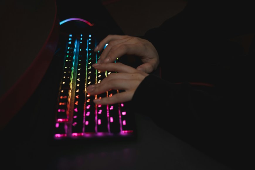 Kesalahan Fatal Hacker dalam Mencari Suaka ke Rusia
