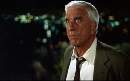 Kenapa The Naked Gun Jadi Raja Komedi Parodi? Rahasia Humor dan Cerita Detektif yang Tak Terlupakan