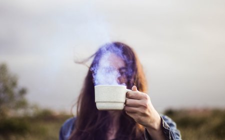 Minum Air Hangat Pagi Hari: Rahasia Wajah Cerah, Kencang, dan Awet Muda Menurut Sains