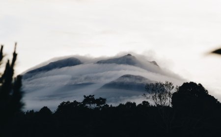 Panduan Mendaki Gunung Rinjani: Rute Rahasia, Biaya, dan Tips Aman untuk Petualangan Tak Terlupakan