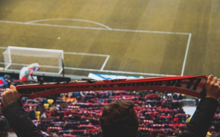 VAR: Revolusi Sepak Bola yang Membelah Dunia, Pahlawan Keadilan atau Perusak Drama Lapangan Hijau?