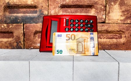 97 Fintech Disidik KPPU: Benarkah Ada Kartel di Balik Pinjaman Online?