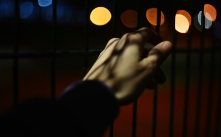 Bukan Cuma 'Cari Perhatian': Memahami Tanda dan Cara Tepat Menangani Risiko Bunuh Diri