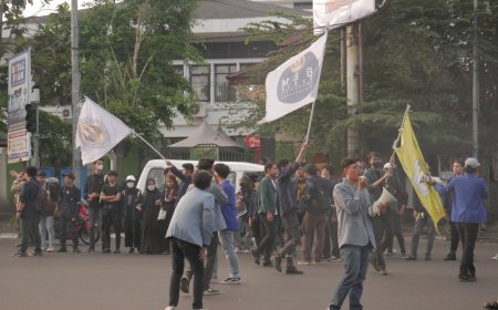 Demo DPR 25 Agustus 2025 Berakhir Ricuh, Tuntutan Tunjangan Dibalas Gas Air Mata!
