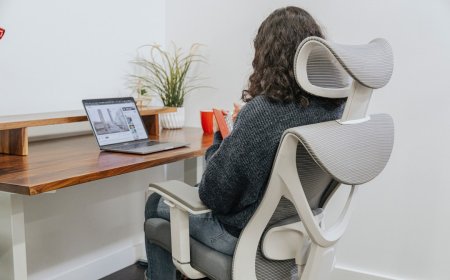 Kenali Risiko Cedera Akibat Duduk Sembarangan di Tempat Kerja