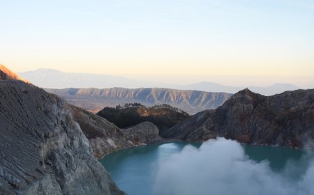 Pesona 3 Danau Kawah Paling Spektakuler di Indonesia