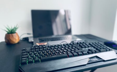 Bukan Kursi Mahal Jawabannya! 7 Kesalahan Fatal Ergonomi Meja Kerja yang Bikin Badan Cepat Rusak