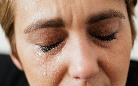 Mengapa Kita Menangis? Memahami Fungsi Emosional Air Mata