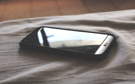 Perang Material Smartphone Flagship iPhone 17 Pro Max vs Samsung S25 Ultra