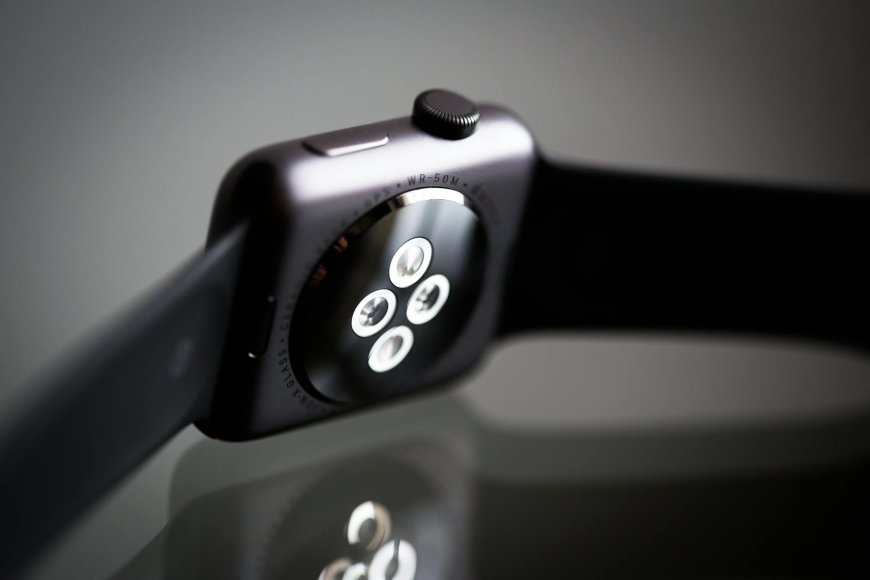 Pixel Watch 4: Stylish dengan layar AMOLED lengkung & strap ganti. Baterai tahan lama, 2 hari! Nyaman dipakai sehari hari. Foto oleh Torsten Dettlaff via Pexels.