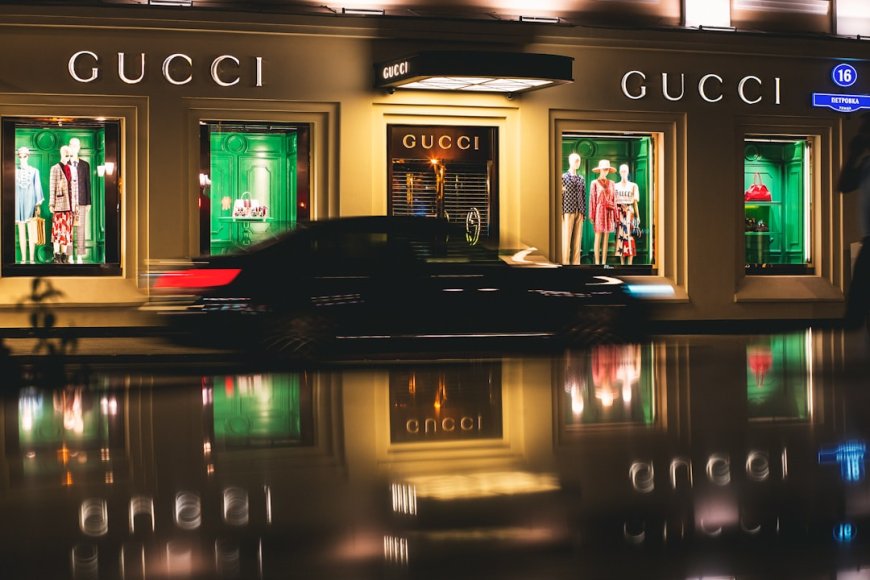 Penurunan penjualan Gucci hingga 25% memicu pertanyaan mendalam tentang strategi merek dan perubahan selera konsumen. Foto oleh Dima Pechurin via Unsplash.