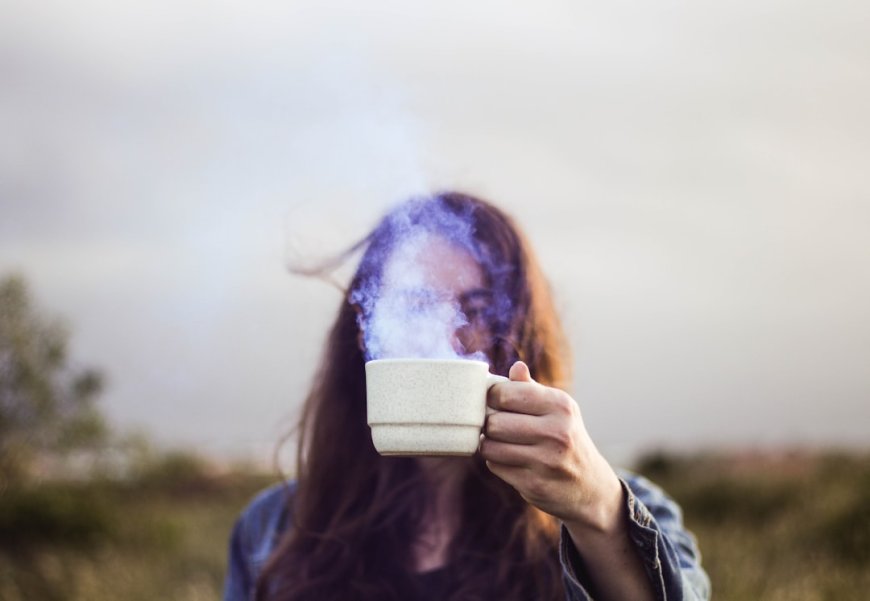 Minum Air Hangat Pagi Hari: Rahasia Wajah Cerah, Kencang, dan Awet Muda Menurut Sains