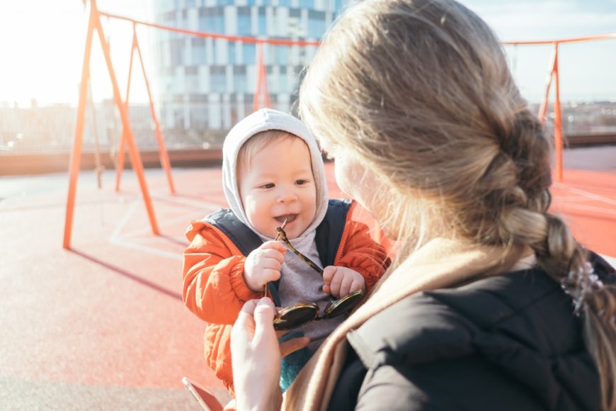Ilustrasi seorang anak yang terlindungi oleh payung besar, melambangkan jaminan masa depan melalui asuransi. Foto oleh Paul Hanaoka via Unsplash.