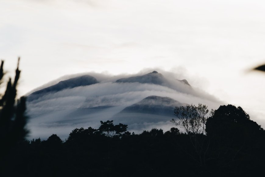 Panduan Mendaki Gunung Rinjani: Rute Rahasia, Biaya, dan Tips Aman untuk Petualangan Tak Terlupakan