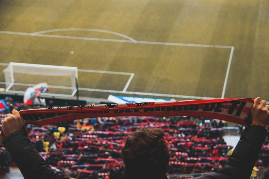 VAR: Revolusi Sepak Bola yang Membelah Dunia, Pahlawan Keadilan atau Perusak Drama Lapangan Hijau?