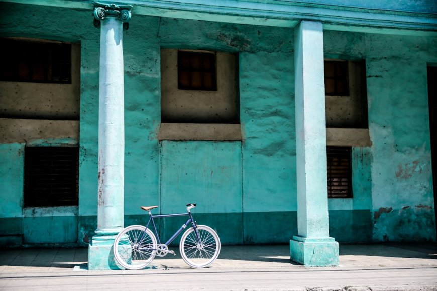 Bukan Cuma Foto Depan Museum: Panduan Rahasia Menjelajahi Kota Tua Jakarta Seperti Penduduk Lokal