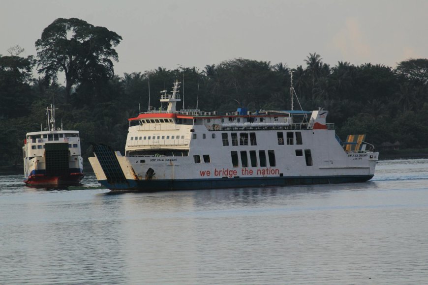 Pemandangan Pulau Padar yang ikonis dengan laut tenang dan langit cerah paling ideal dinikmati saat musim kemarau, meski perlu bersiap menghadapi suhu yang lebih tinggi.</p>
<p style=