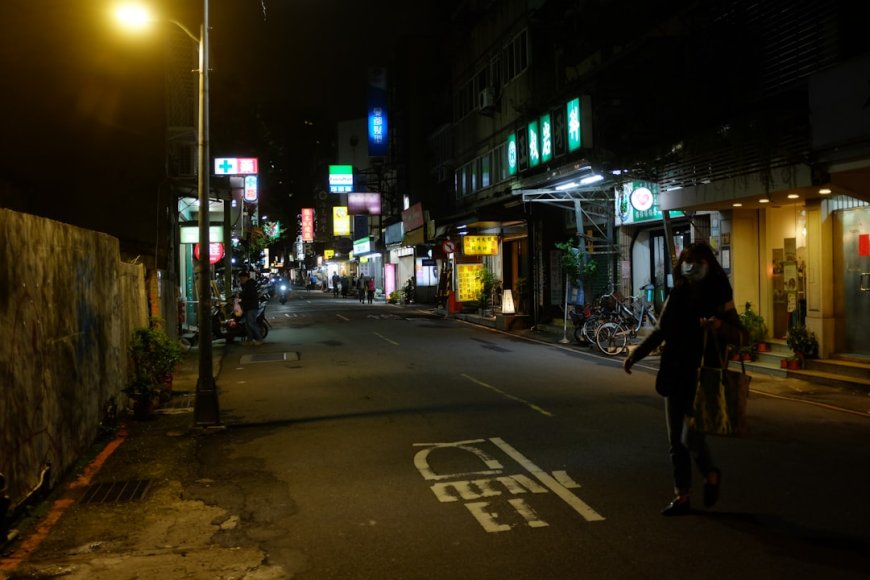 Jelajahi Malam Tanpa Cemas: Panduan Utama Keamanan Wisatawan Malam yang Jarang Dibahas
