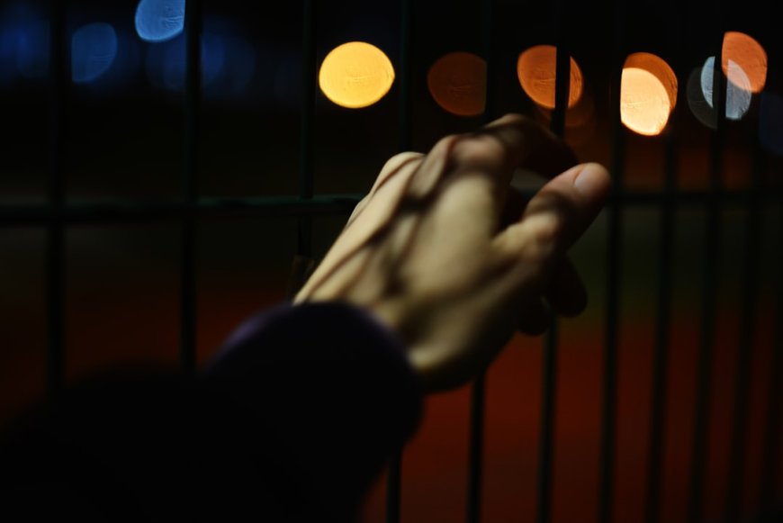 Bukan Cuma 'Cari Perhatian': Memahami Tanda dan Cara Tepat Menangani Risiko Bunuh Diri