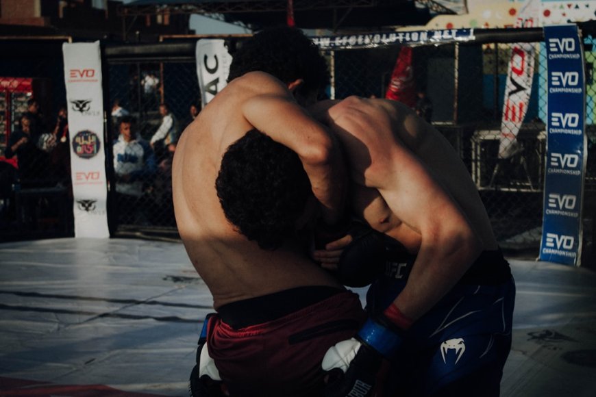 Dislokasi Bahu di Ring Tinju: Dari El Rumi Hingga Mike Tyson, Pahami Cedera yang Bisa Mengakhiri Karier Ini