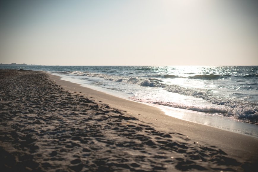 Pantai Tersembunyi Jadi Destinasi Rahasia Para Traveler yang Mencari Kedamaian