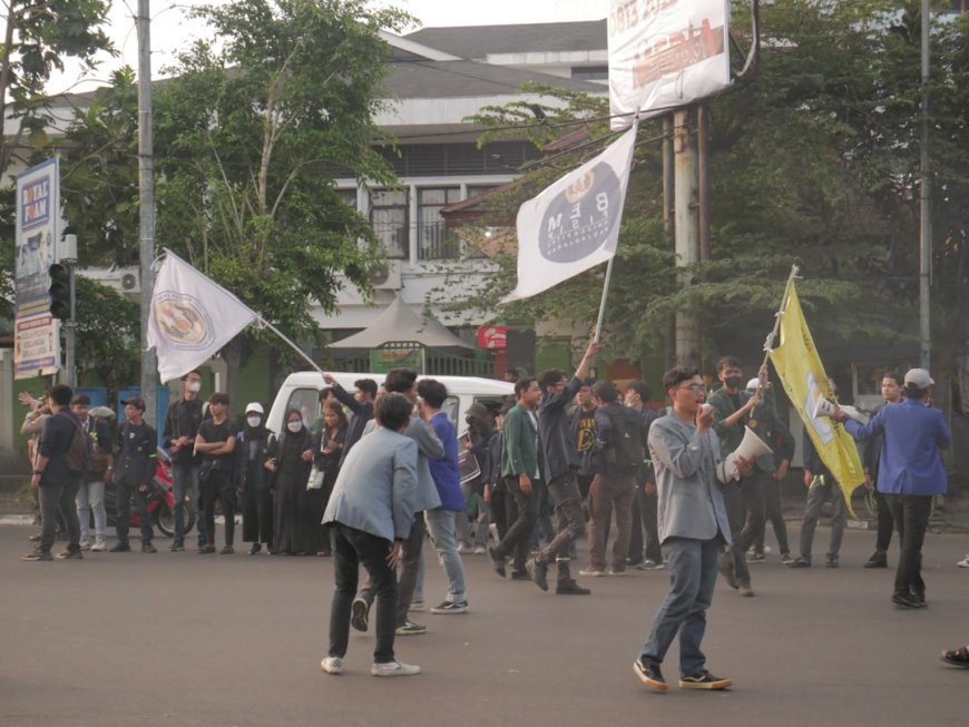 Demo DPR 25 Agustus 2025 Berakhir Ricuh, Tuntutan Tunjangan Dibalas Gas Air Mata!