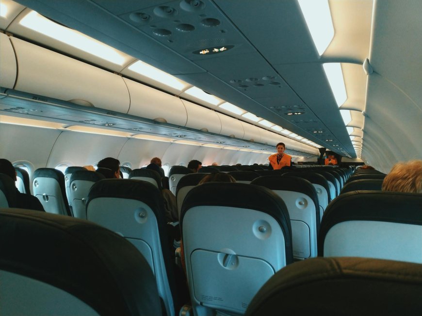 7 Travel Hacks Rahasia dari Pramugari untuk Penerbangan Lebih Nyaman dan Hemat