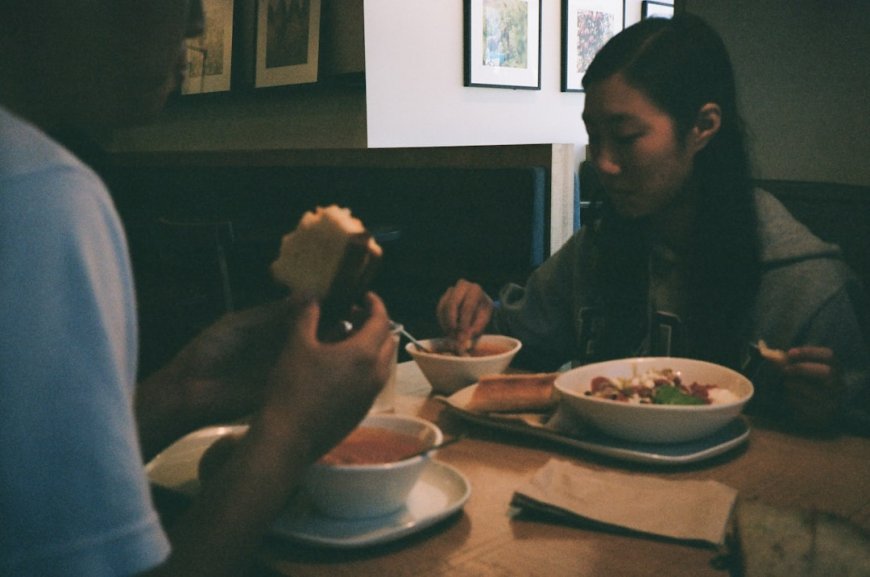 7 Trik Jitu Ajarkan Mindful Eating pada Anak, Ucapkan Selamat Tinggal Drama Meja Makan