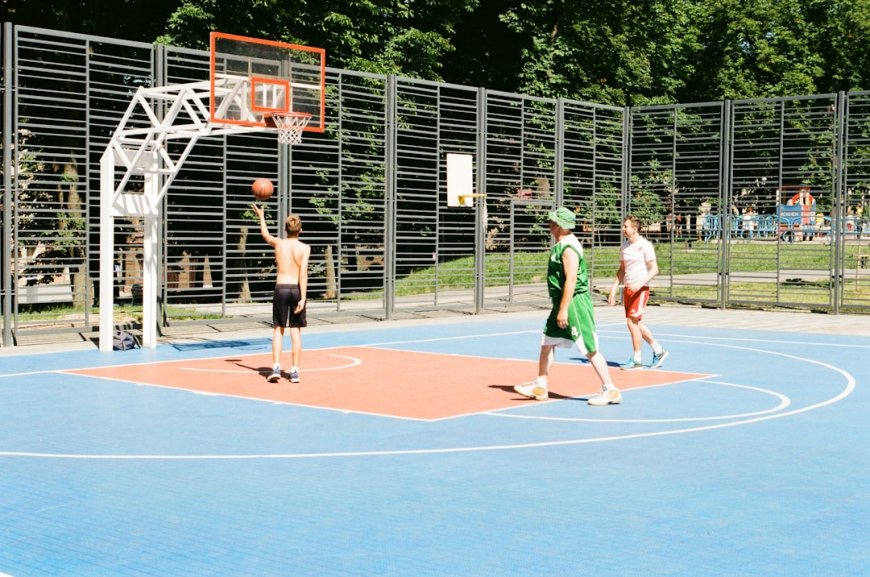 Dampak Revolusi Industri pada Perkembangan Lapangan Basket Modern
