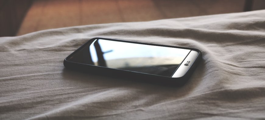 Perang Material Smartphone Flagship iPhone 17 Pro Max vs Samsung S25 Ultra