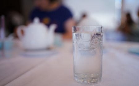 Jangan Asal Minum! Ini Risiko Tersembunyi Air Dingin di Pagi Hari