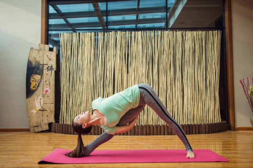 Lenturkan Tubuh dan Pikiran dengan 7 Pose Yoga Esensial Ini