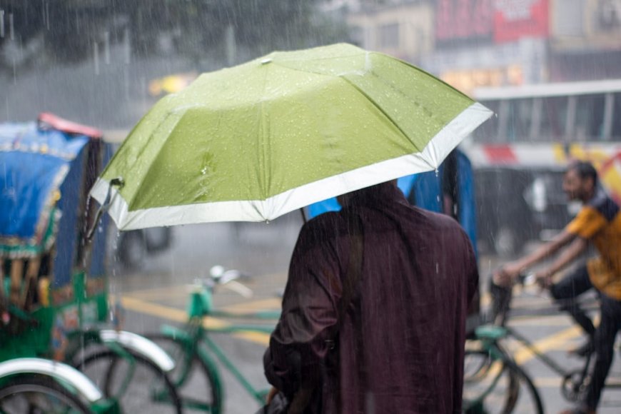 Tips Aman Liburan Saat Musim Hujan