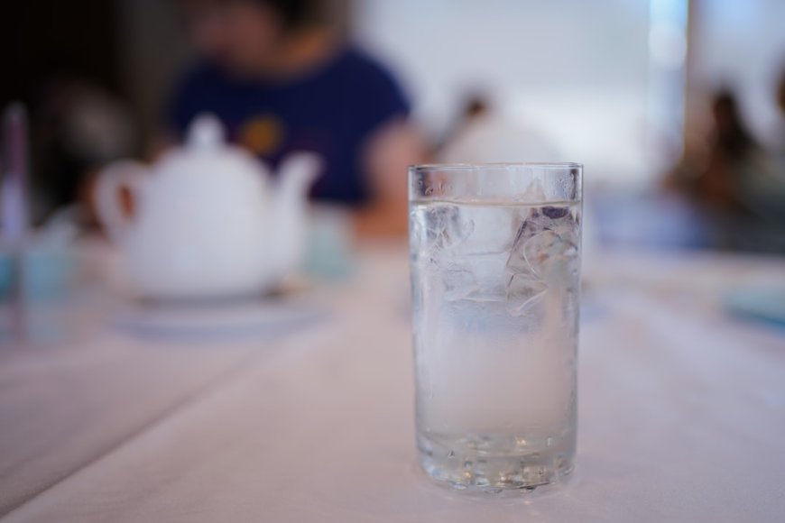 Jangan Asal Minum! Ini Risiko Tersembunyi Air Dingin di Pagi Hari