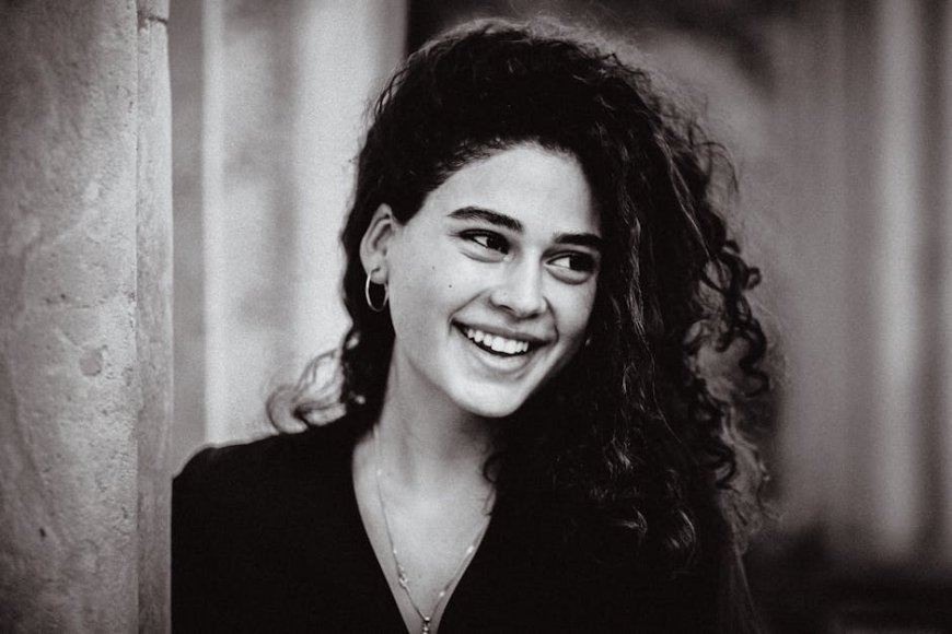 Sitkom Lawas Pemenang Emmy Ini Mendadak Viral di Disney+ Kamu Wajib Tonton!