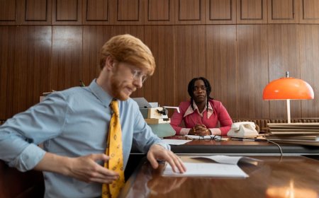 Perubahan Busana Kerja Wanita Indonesia dan Dampaknya di Abad 20