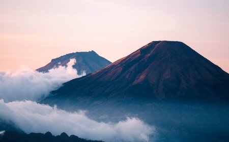 Panduan Perlengkapan Wajib Mendaki Gunung Berapi Aktif di Indonesia