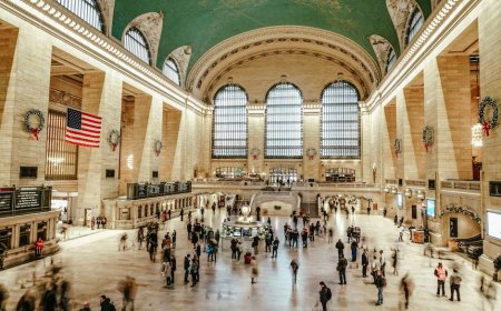 Iklan AI Friend.com Banjiri Subway NYC, Picu Protes dan Vandalisme Heboh