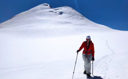 Perbandingan Seru Peralatan Mendaki Gunung Lokal dan Impor