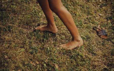 Earthing Grounding: Mitos atau Fakta Sehat untuk Stres dan Tidur Nyenyak?