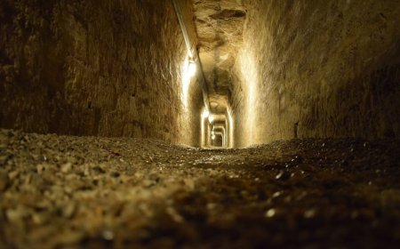 Di Balik Dinding Katakombe Paris Ada Sesuatu yang Mengawasiku