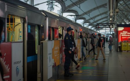 Penumpang KRL Terlempar dari Gerbong Wanita Saat Jam Puncak, Videonya Viral!