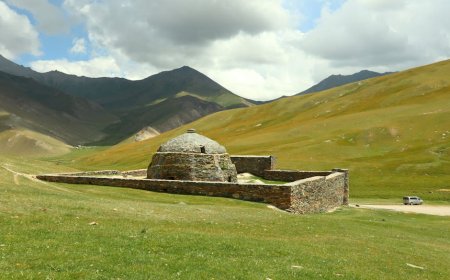 Menguak Jejak Karavanserai: Jantung Logistik Jalur Sutra Asia Tengah Kuno