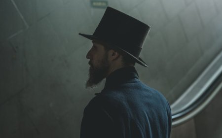 Misteri Pria Bertopi Tinggi yang Menghantui Kota Kecilku